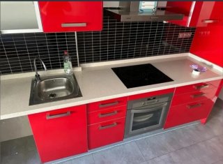 Muebles de cocina rojos y plateados