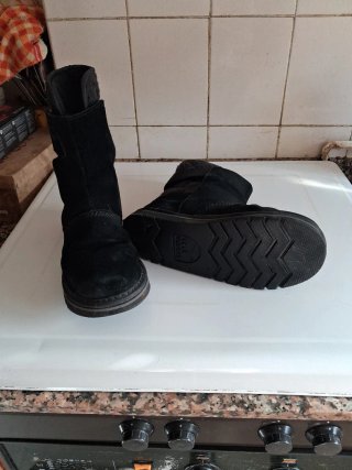 Botas negras de ante