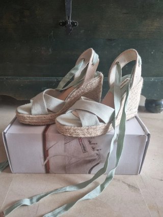 Sandalias cuña alta verde claro lazos