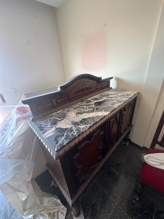 Mueble antiguo con tapa de mármol