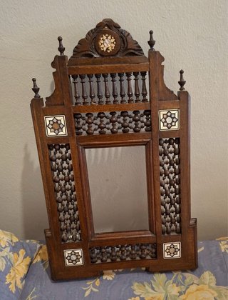Marco de madera tallada y taracea