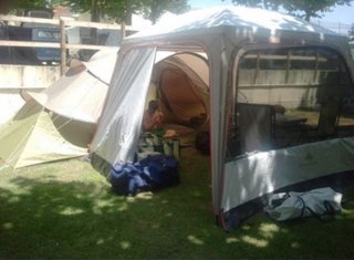 Carpa de camping gris y blanca