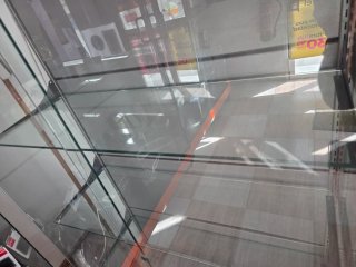Estanteria de cristal naranja