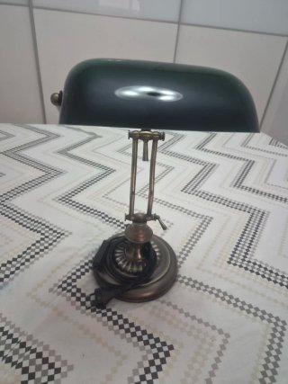 Lámpara de escritorio vintage dorada y verde