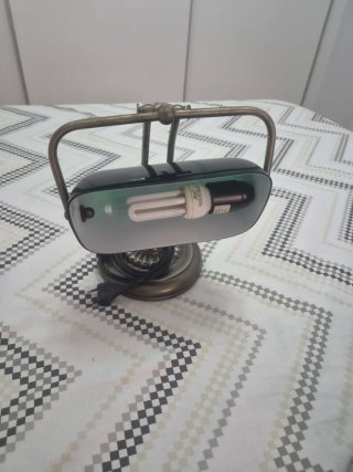 Lámpara de escritorio vintage dorada y verde