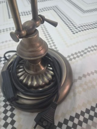 Lámpara de escritorio vintage dorada y verde