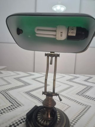 Lámpara de escritorio vintage dorada y verde