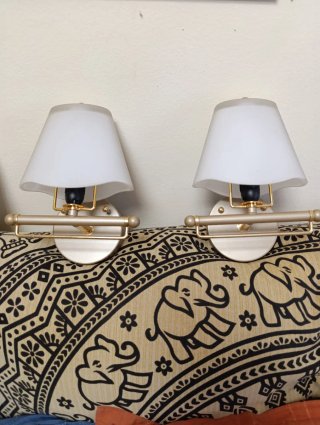 2 Lámparas de pared doradas y beige