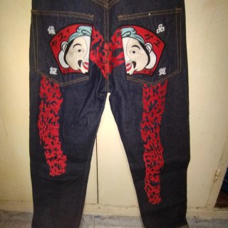 Pantalón vaquero con bordado trasero