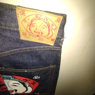 Pantalón vaquero con bordado trasero