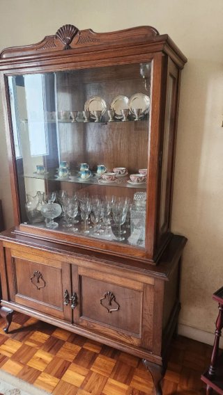 Vitrina madera maciza con puertas