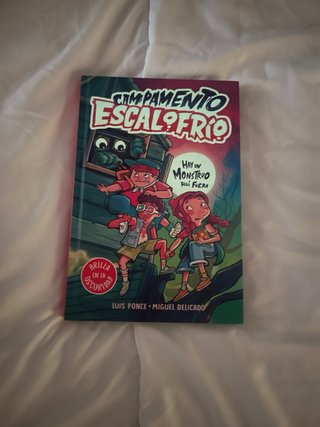 Campamento escalofrío hay un monstruo allí fuera