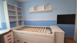 Habitación infantil completa con cama nido.