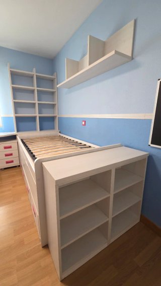 Habitación infantil completa con cama nido.