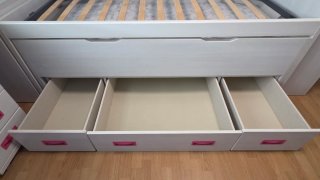 Habitación infantil completa con cama nido.