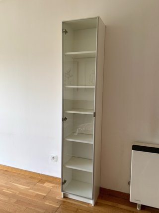 Estantería alta Ikea blanca con puerta de cristal