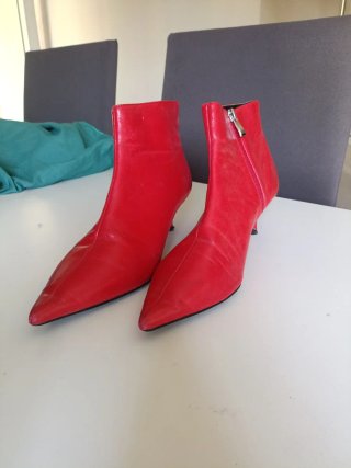 Botines rojos de tacón