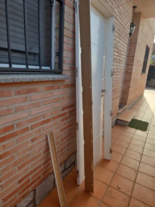 Puerta interior blanca con manilla