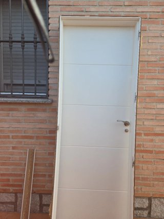 Puerta interior blanca con manilla