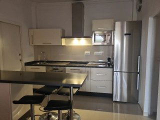 Cocina completa: nevera, fogón, campana, lavavajil