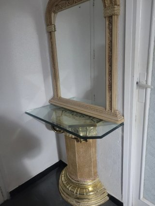 Recibidor de diseño dorado y cristal