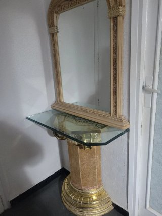 Recibidor de diseño dorado y cristal