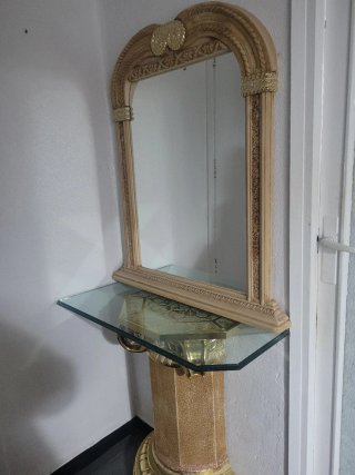 Recibidor de diseño dorado y cristal