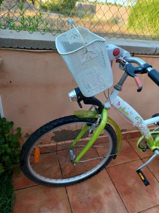 Bicicleta niña Btwin blanca y verde