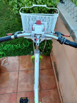 Bicicleta niña Btwin blanca y verde