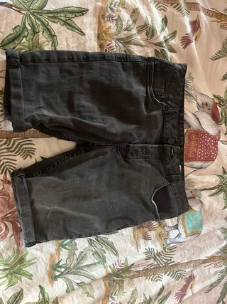 Pantalones vaqueros negros rotos 10€
