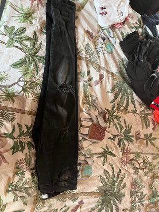 Pantalones vaqueros negros rotos 10€