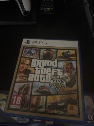 PlayStation 5 con 2 mandos y juegos