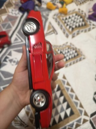 Coche de juguete rojo