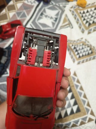 Coche de juguete rojo