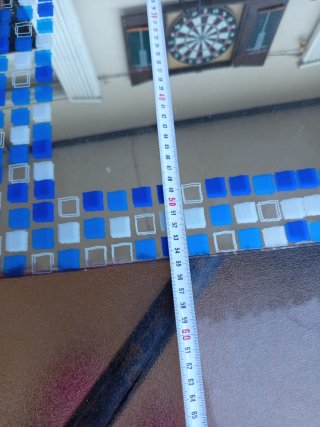 Espejo decorado con mosaico azul y blanco