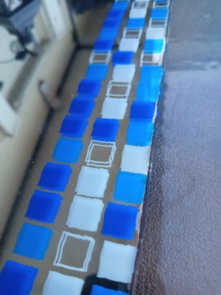 Espejo decorado con mosaico azul y blanco