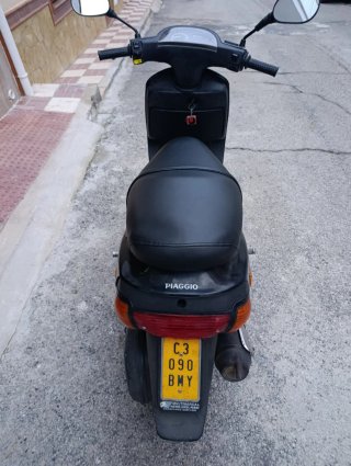 Piaggio Zip Scooter Negra