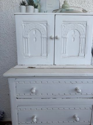 Mueble de madera blanco con puertas y cajones