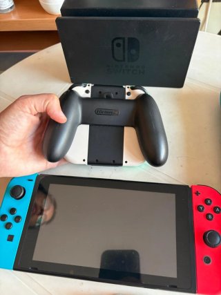 Nintendo Switch con controller e custodia Zelda