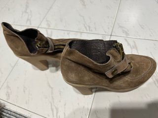 Botines de tacón con cremallera y plataforma