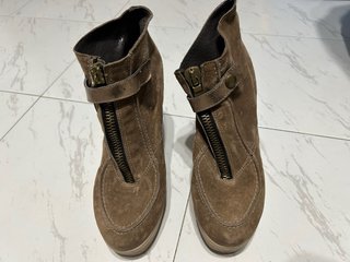 Botines de tacón con cremallera y plataforma