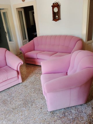Divano e 2 poltrone rosa in tessuto