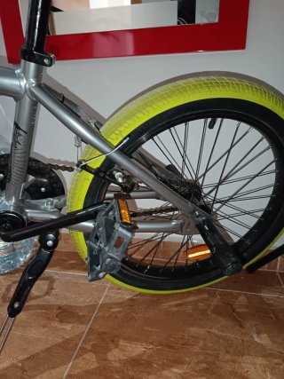 Bicicleta BMX plateada