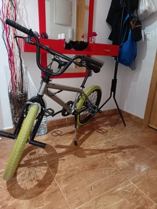 Bicicleta BMX plateada
