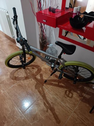 Bicicleta BMX plateada