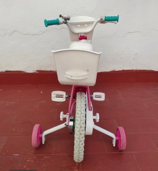 Bicicleta infantil rosa con cesta