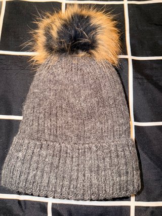 Gorro de lana gris con pompón