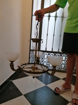 Dos lámparas  de techo dorada y blanca 3 y 5 brazo