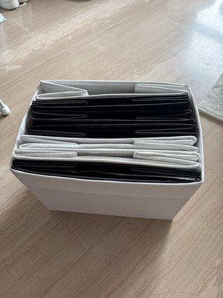 Estantería blanca y negra con cajas