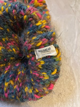 Gorro de lana multicolor con pompón